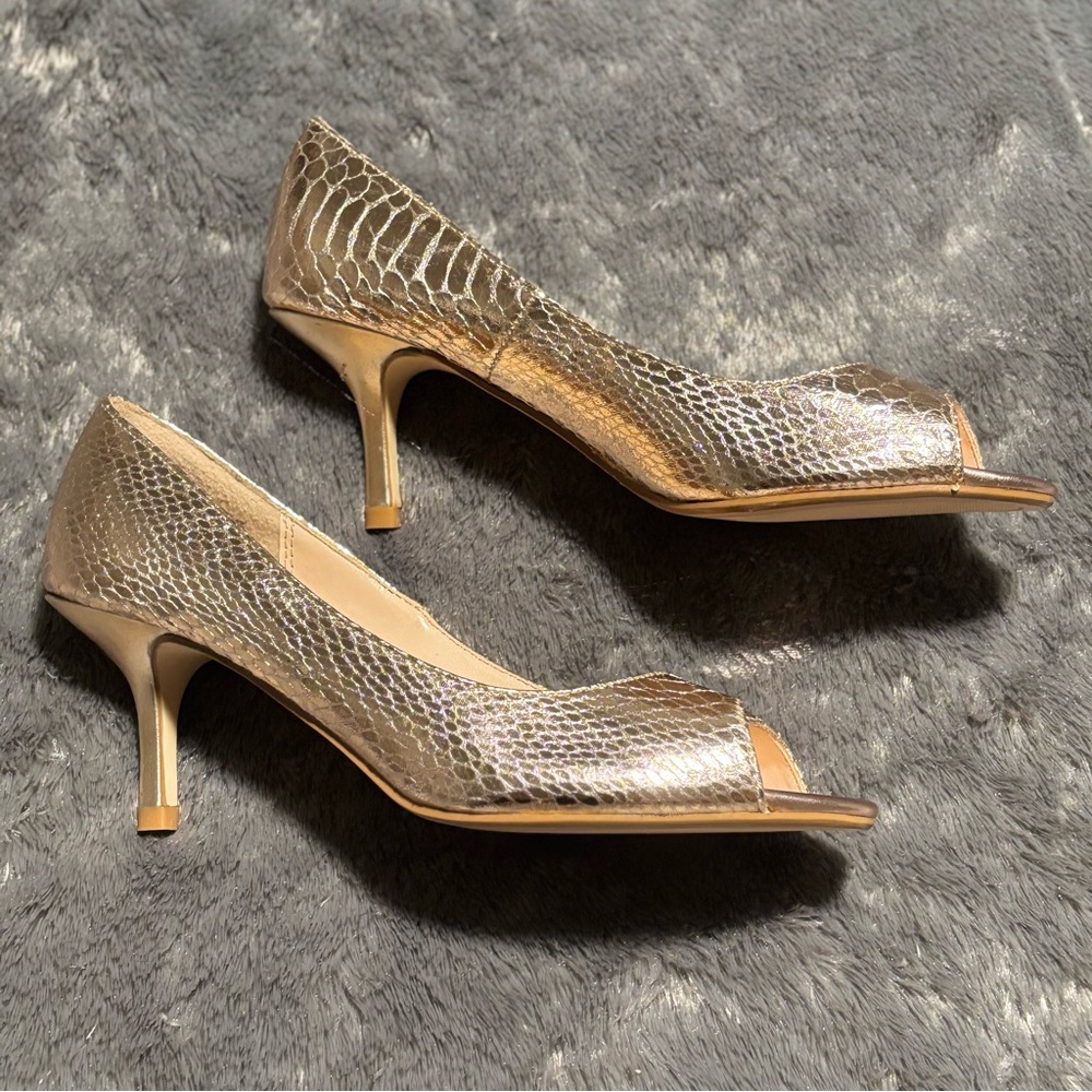 FIONI Clothing Metallic Gold Snakeskin Heels Size 6 and 1/2